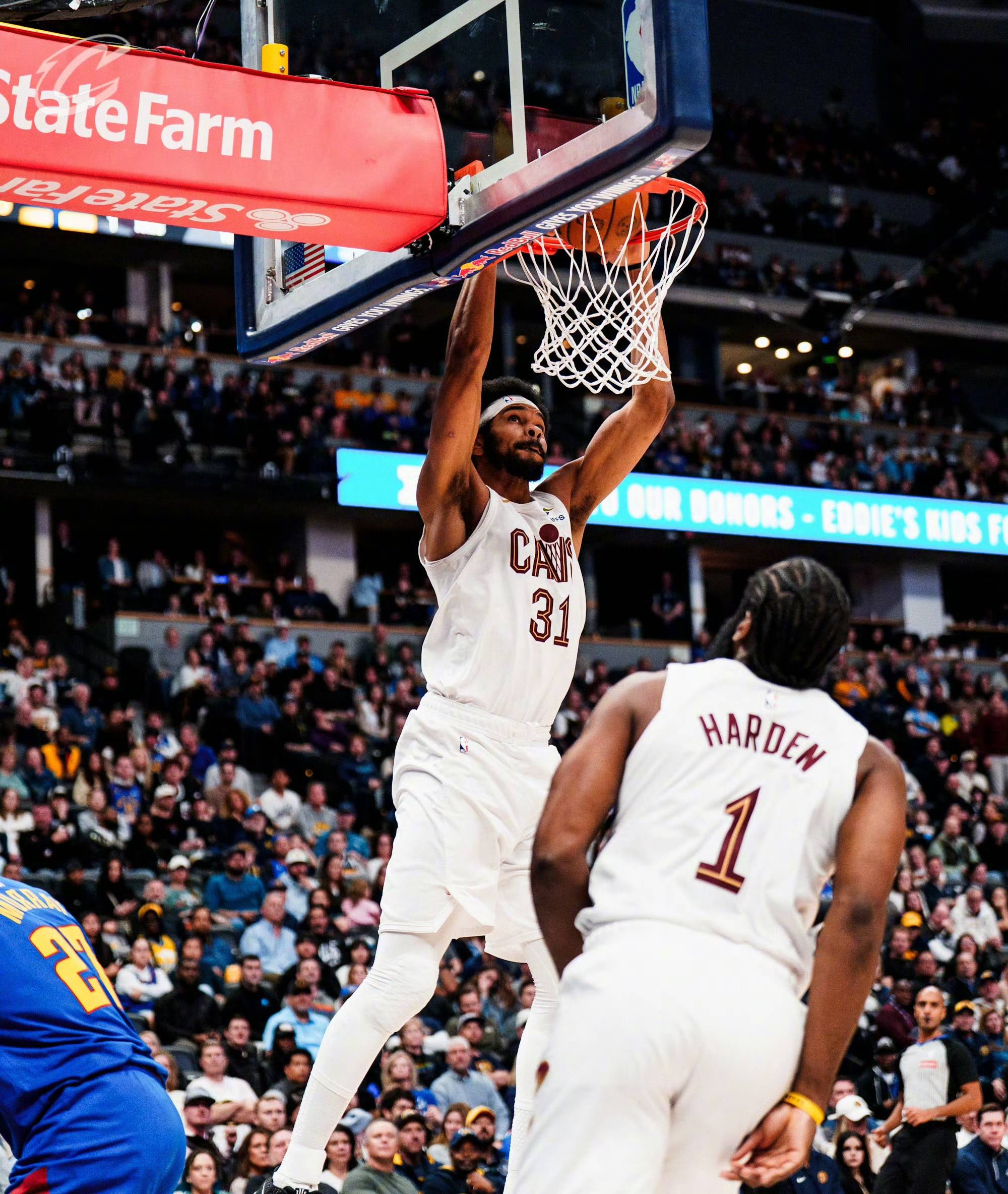 南宫体育-关于哈登回归赛场，惊险取胜首场状态亮眼，掘金观众沸腾！的信息